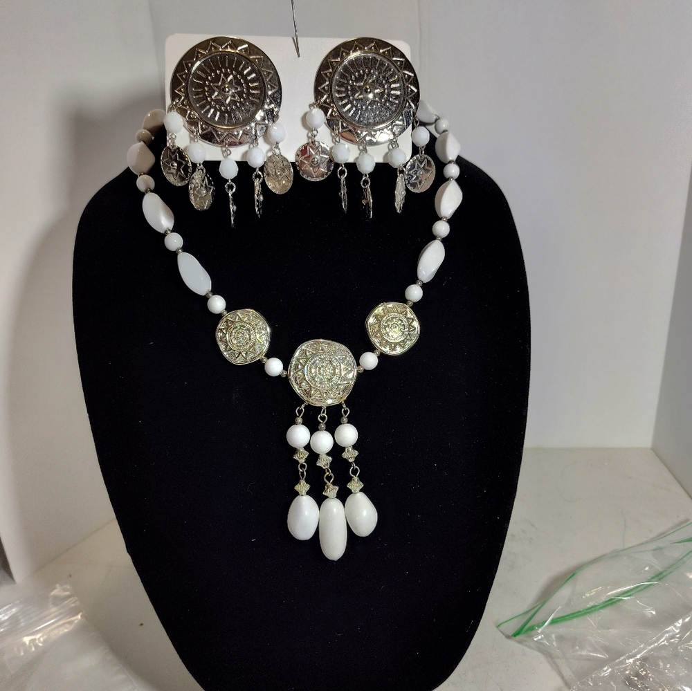 Elegant Silver and White Necklace Earring  Jewelry Set